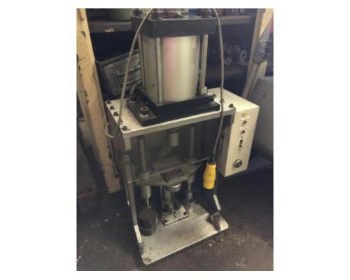 Pneumatische Presse Fabr. SMC Cylinder Typ CDS 1 WFN 160-150-A51 - Bild 1