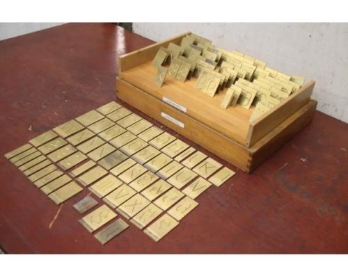 Buchstabenschablonen Negativschablonen von unbekannt – Buchstaben  Zahlen Symbole - Bild 1