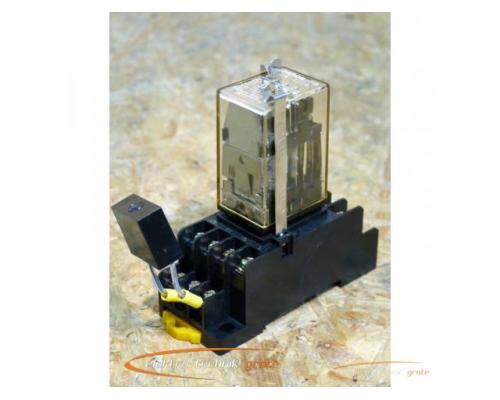 Omron 2-M4X10 Relaissockel mit Omron G2A-432A Relais 110V AC Spulenspannung - Bild 1