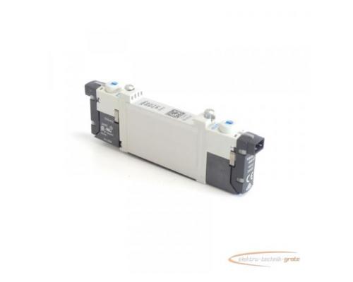 Festo VUVG-B10-B52-ZT-F-1P3 Magnetventil 566491 + 2 x VAVE-L1-1H2-LR - Bild 1